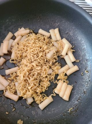 더밥  고추마녀 라볶이 +  나이스미 무설탕 현미후레이크 — 4점을 준 리뷰어가 2021년 10월 올린 사용 사진