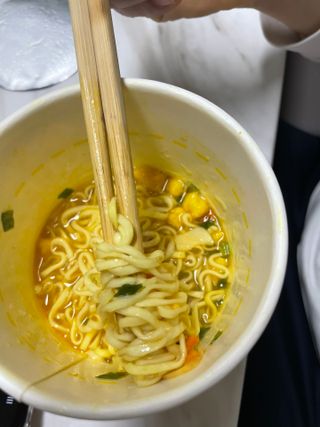 NISSIN 닛신 컵누들  4종 - 씨푸드오리지날, 씨푸드 스파이시, 씨푸드 커리, 씨푸드 XO소스 — 5점을 준 리뷰어가 2023년 1월 올린 사용 사진