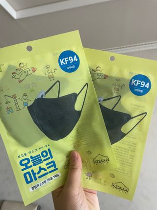 [심폐소생소] 오늘의마스크 KF94 소형 초등학생 어린이 마스크 — 5점을 준 리뷰어가 2021년 12월 올린 사용 사진