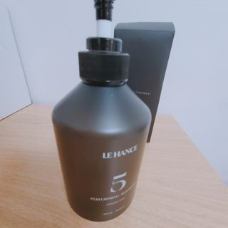 르핸스 퍼포밍 5 샴푸 비반트 포렛/베티버 포그 — 4.5점을 준 리뷰어가 2022년 12월 올린 사용 사진