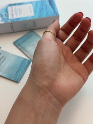 [스킨1004] 마다가스카르 센텔라 히알루-시카 워터핏 선세럼 50ml — 5점을 준 리뷰어가 2024년 5월 올린 사용 사진