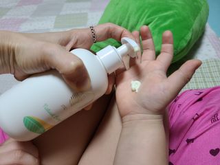 mom e 맘이 내추럴 베이비 케어 샴푸앤바스+로션 — 5점을 준 리뷰어가 2021년 1월 올린 사용 사진