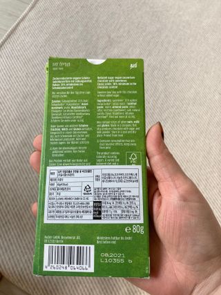 당류2g 자일리톨로 단맛을낸 슈카 퓨어비건 무설탕초콜릿 Xucker vegan 2개입 — 5점을 준 리뷰어가 2021년 4월 올린 사용 사진