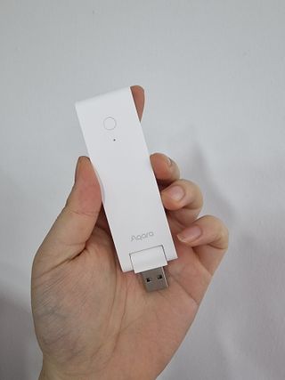 아카라 조명 스위치를 누워서 끄는 방법 (스마트 조명 스위치 2구 + 무선 리모트 스위치 1구 T1, 스마트 허브 E1) — 5점을 준 리뷰어가 2021년 12월 올린 사용 사진