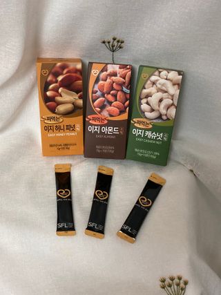 짜먹는 이지견과 짜먹는 이지아몬드, 짜먹는 이지허니피넛, 짜먹는 이지캐슈넛 각 10g X  10포 — 4점을 준 리뷰어가 2021년 1월 올린 사용 사진