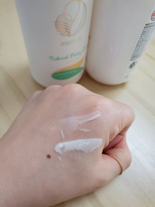 mom e 맘이 내추럴 베이비 케어 샴푸앤바스+로션 — 5점을 준 리뷰어가 2021년 1월 올린 사용 사진