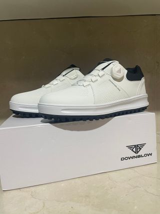 [남성 화이트] 다운블로우 스파이크리스 논슬립 그랜드 다이얼 골프화 DB 1207 — 5점을 준 리뷰어가 2025년 3월 올린 사용 사진