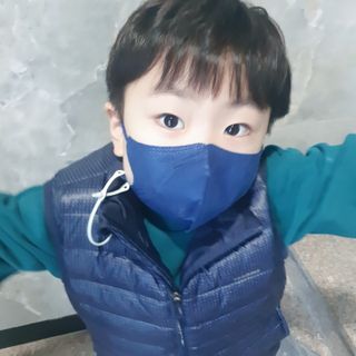 [블루 본 아이노우] 유아용 컬러마스크 40 PCS SET 2중 택 1 — 5점을 준 리뷰어가 2021년 5월 올린 사용 사진