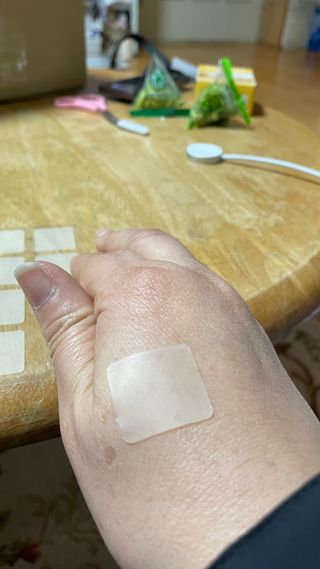 [큐어반H 커팅] 간편하게 떼서 쓰는 자외선차단 습윤밴드 (1팩/30매입) — 5점을 준 리뷰어가 2022년 12월 올린 사용 사진