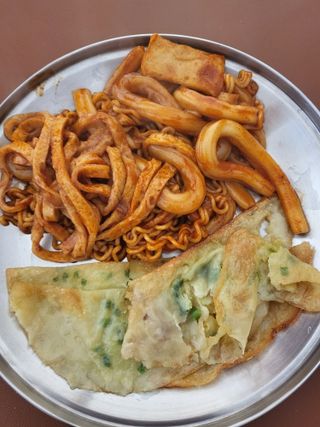 [푸딩팩토리] 즉석누들떡볶이 540g + 대구전통 납작만두 260g — 5점을 준 리뷰어가 2022년 12월 올린 사용 사진