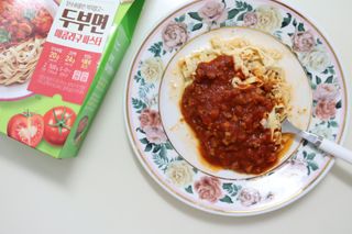 [풀무원] 식물성 저당질식 세트, 두부면 매콤라구파스타와 두부면 직화짜장 — 3점을 준 리뷰어가 2021년 4월 올린 사용 사진