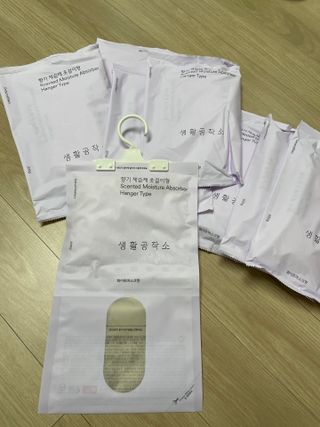 [네이버 /생활공작소] 향기 제습제 옷걸이형 습기제거제 — 5점을 준 리뷰어가 2024년 8월 올린 사용 사진