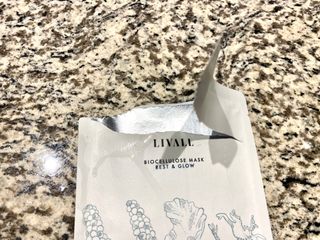 리브얼 | LIVALL 바이오셀룰로오스 마스크 레스트 앤 글로우 33ml  x 3개입 — 4.5점을 준 리뷰어가 2022년 7월 올린 사용 사진