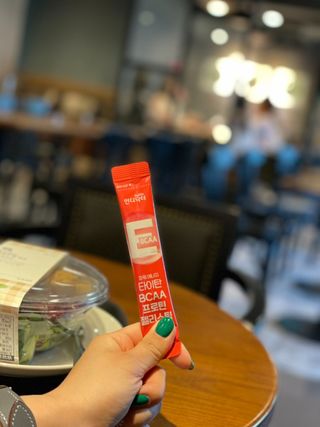 [인디닥터] 타이탄 BCAA 프로틴 젤리스틱 — 5점을 준 리뷰어가 2022년 5월 올린 사용 사진