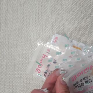 [큐어반H 스팟] 자외선 99프로 차단되는 스틱타입 스팟밴드(1팩 / 66매입) — 5점을 준 리뷰어가 2022년 12월 올린 사용 사진