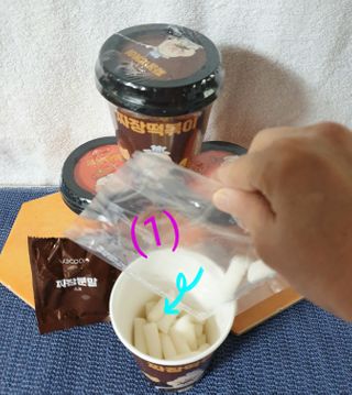유비쿡 컵떡볶이 매운컵떡볶이2개/ 짜장컵떡볶이 2개  총 4개세트 — 5점을 준 리뷰어가 2021년 2월 올린 사용 사진