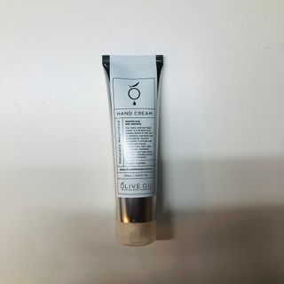 올리브 오일 스킨케어 컴퍼니 [OOSC] 보송보송한 내추럴리 너리시드 핸드크림 125ml — 4.5점을 준 리뷰어가 2021년 5월 올린 사용 사진