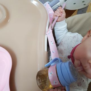유비맘 젖병 빨대컵 다용도 홀더 1+1 _ 컬러 랜덤 발송 — 5점을 준 리뷰어가 2021년 1월 올린 사용 사진