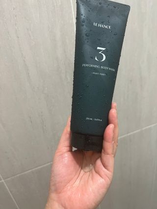 르핸스 퍼포밍 3 바디워시 비반트포렛/베티버포그 — 4.5점을 준 리뷰어가 2022년 12월 올린 사용 사진