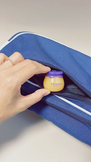 틱톡 [후르디아] 튼입술해결템 올리브영 블루베리 하이드레이팅 허니 립밤 — 4점을 준 리뷰어가 2023년 12월 올린 사용 사진