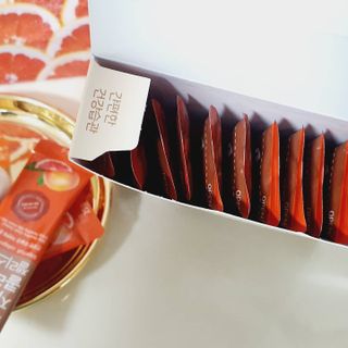 자연에온 핑크 자몽 착즙 100mL 10개입 1BOX +가 득담은 자몽 콜라겐 젤리스틱 1BOX — 4점을 준 리뷰어가 2021년 6월 올린 사용 사진