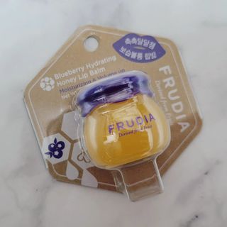 틱톡 [후르디아] 튼입술해결템 올리브영 블루베리 하이드레이팅 허니 립밤 — 5점을 준 리뷰어가 2024년 3월 올린 사용 사진
