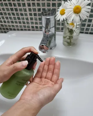 프리마인 메이크업과 들뜨는 각질까지 한방에 깐달걀로! 순하기까지한 셀베이스 그린티클렌저(200ml) — 5점을 준 리뷰어가 2023년 5월 올린 사용 사진