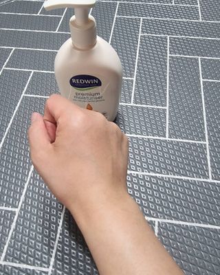 H365 Redwin Premium Moisturiser 레드윈 프리미엄 모이스춰라이저 500ml — 5점을 준 리뷰어가 2021년 4월 올린 사용 사진