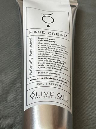 올리브 오일 스킨케어 컴퍼니 [OOSC] 보송보송한 내추럴리 너리시드 핸드크림 125ml — 5점을 준 리뷰어가 2021년 4월 올린 사용 사진