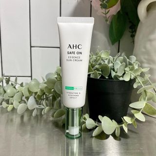 [AHC] 세이프온 에센스 선크림 올리브영 스페셜 증정 기획세트 — 5점을 준 리뷰어가 2022년 6월 올린 사용 사진
