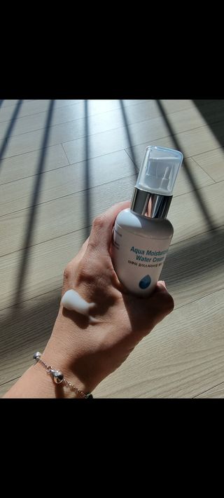 약손명가코스메틱 에오스보떼 아쿠아 모이스처라이징 워터 크림 — 5점을 준 리뷰어가 2022년 4월 올린 사용 사진