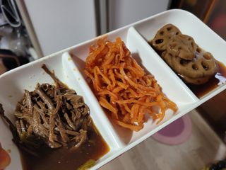 하나마이 [마마쿡] 전 청와대 천상현 셰프의 밑반찬  5종세트(소고기 장조림+연근조림+진미채+간장김자반+새우김자반) — 5점을 준 리뷰어가 2023년 5월 올린 사용 사진