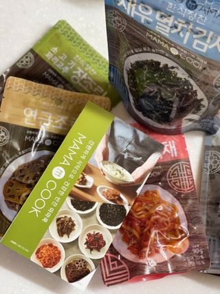 하나마이 [마마쿡] 전 청와대 천상현 셰프의 밑반찬  5종세트(소고기 장조림+연근조림+진미채+간장김자반+새우김자반) — 5점을 준 리뷰어가 2023년 4월 올린 사용 사진