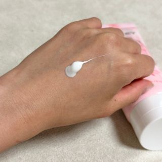 홀리키 체리 블러썸 화이트닝 바디 선 로션 — 5점을 준 리뷰어가 2023년 6월 올린 사용 사진