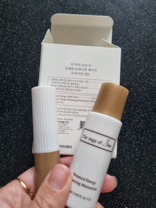 더사가오브수 [사가수] 효혜윤 보태니컬 에너지 에센스인로션 20ml /아이포올 스틱 3g — 5점을 준 리뷰어가 2023년 2월 올린 사용 사진