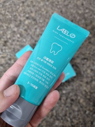 치과에서 쓰는 치약 _ 라벨제로 저불소 꼬마, 키즈, 유아, 베이비, 주니어 안전한 어린이치약 — 5점을 준 리뷰어가 2022년 12월 올린 사용 사진