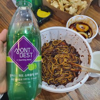 몽베스트 Montbest with Sparkling water Lime20병 — 5점을 준 리뷰어가 2023년 2월 올린 사용 사진