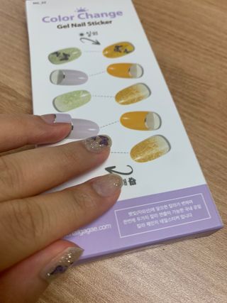 [네일가게] 햇빛에 닿으면 색이 변하는 신기한 햇살 반전 네일스티커_B — 5점을 준 리뷰어가 2021년 8월 올린 사용 사진