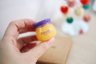 틱톡 [후르디아] 튼입술해결템 올리브영 블루베리 하이드레이팅 허니 립밤 — 5점을 준 리뷰어가 2023년 12월 올린 사용 사진