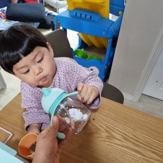 유비맘 트라이탄 코니빨대컵_컬러 랜덤 발송 — 4점을 준 리뷰어가 2021년 3월 올린 사용 사진