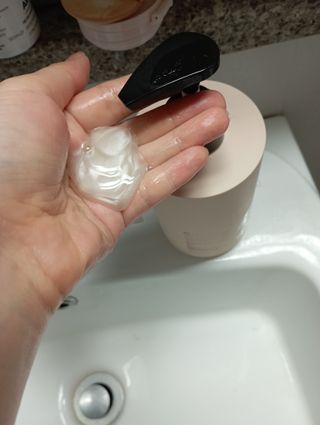 프리마인 더이상 뻣뻣하고 효과없는 탈모샴푸는 NO. 근본부터 케어하는 셀베이스 그린티샴푸(500ml) — 5점을 준 리뷰어가 2023년 5월 올린 사용 사진