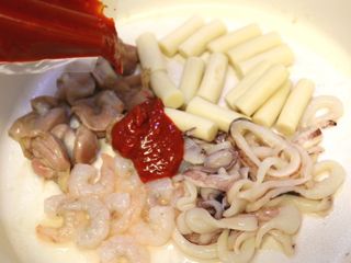 화끈한녀석들 새오똥400g 새우,오징어,똥집 볶음요리 소스,밀떡, 참기름 포함 — 3점을 준 리뷰어가 2022년 12월 올린 사용 사진