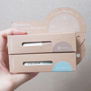 [후르디아] 올리브영 착한보습 비건 립버터 2종 — 5점을 준 리뷰어가 2021년 12월 올린 사용 사진