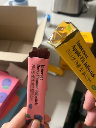 맛있게 골라먹는 이너셋 ABC젤리스틱 이너뷰티젤리 3종세트 15포X3박스 — 5점을 준 리뷰어가 2023년 4월 올린 사용 사진