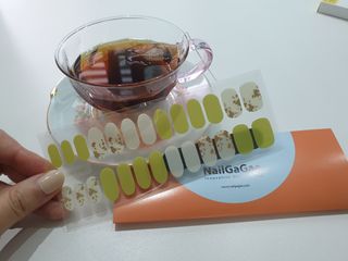 [네일가게] 햇빛에 닿으면 색이 변하는 신기한 햇살 반전 네일스티커_B — 5점을 준 리뷰어가 2021년 9월 올린 사용 사진