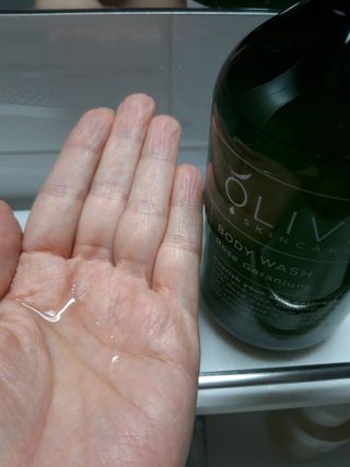 올리브 오일 스킨케어 컴퍼니 [OOSC] 향기로운 보습 로즈 제라늄 바디워시 500ml — 5점을 준 리뷰어가 2021년 5월 올린 사용 사진