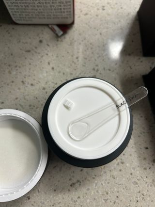 오투에니원 갈락토미세스 비타민 C 프리미엄 블랙스완 크림 50g — 5점을 준 리뷰어가 2022년 12월 올린 사용 사진