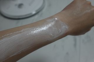 홀리키 체리 블러썸 화이트닝 바디 선 로션 — 5점을 준 리뷰어가 2023년 6월 올린 사용 사진