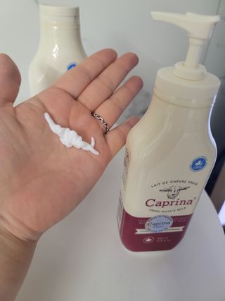 카프리나 산양밀크 모이스춰라이징 바디로션 350ml(오리지널향) — 5점을 준 리뷰어가 2023년 4월 올린 사용 사진