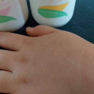 mom e 맘이 내추럴 베이비 케어 샴푸앤바스+로션 — 5점을 준 리뷰어가 2021년 1월 올린 사용 사진
